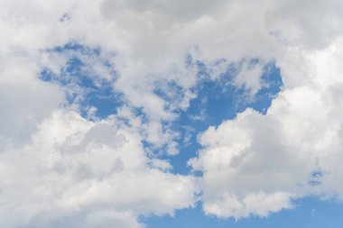 Pofuduk Beyaz Bulutlu Mavi Gökyüzü güneşli bir yaz gününde. Bulutlar - Mavi gökyüzü ve beyaz bulutlar. Arka plan bulutu yazı. Gün batımında gökyüzü bulutsuz. Doğal gökyüzü.