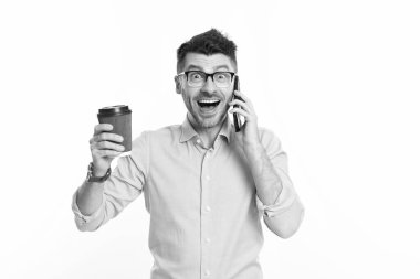 İş görüşmesi. İş adamı telefonda konuşur. Telefon var. İletişim kurmak için telefonu kullanan bir adam. İletişim. İş adamı kahve molasında telefonda konuşur. Patron konuşuyor..