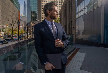 Dizüstü bilgisayarı olan bir yönetici. Takım elbiseli zengin adam. Dışarıda başarılı bir iş adamı. İş adamı şehirde başarılı bir toplantı yaptı. İş adamının iş başarısı. Takım elbiseli bir iş adamı. İş girişimi.