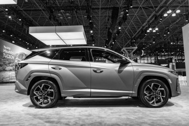 New York City, ABD - 27 Mart 2024: 2025 Hyundai Tucson kavşağı New York Uluslararası Otomobil Fuarı, yan görüş.