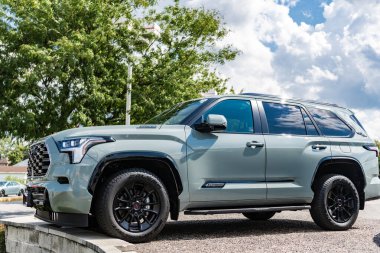 Park Ridge, Illinois, ABD - 16 Ağustos 2024: Toyota Sequoia 2024. Toyota Sequoia SUV tipi lüks bir araba. Toyota Sequoia 'nın arabası dışarıda park edilmiş. Toyota Sequoia gri renk, köşe görünümü.