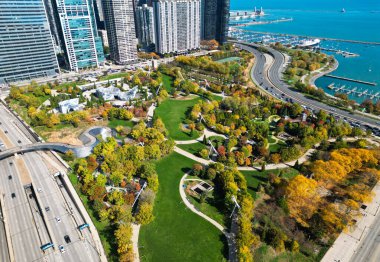 Chicago şehir manzarası. Chicago şehir merkezi parkı ve ufuk çizgisi. Autumn City Park manzarası. Sonbahar şehri parkı olan şehir manzarası. Chicago şehir manzarası gökyüzü mimarisi. Gökdelen ve manzara. Şehir Chicago.