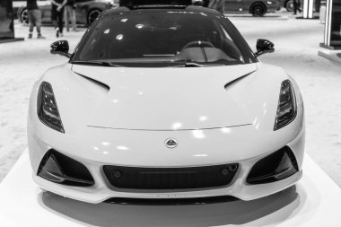New York City, ABD - 27 Mart 2024: Lotus Emira spor araba sarı renkli New York Uluslararası Otomobil Fuarı, ön manzara.