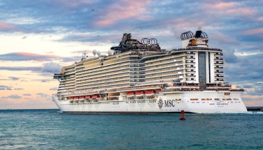 Miami, Florida, ABD - 23 Aralık 2024 Yaz Tatili Gezisi. MSC yolcu gemisinde. Gemi turu ve deniz seyahati. Akşamları gemi aydınlanır. MSC Sahil Yolcu Gemisi Yolculuğu.