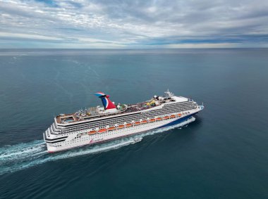 Miami, Florida, ABD - 01 Ocak 2025: Denize açılan gemi. Karnaval Gündoğumu yolcu gemisi yolculuğu. Yaz tatilinde gemi turu. Karnaval yolcu gemisi. Gemi turu ve deniz yolculuğu..