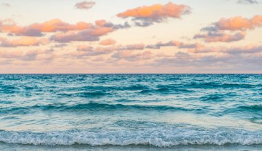 Deniz manzarasında romantik yaz tatili gündoğumu. Deniz ufku manzarası. Yaz tatilinde bulutlu gökyüzü ve deniz manzarası. Deniz ufkuyla gökyüzü. Deniz doğarken sakin ufuk manzarası. Yatay çizgi.