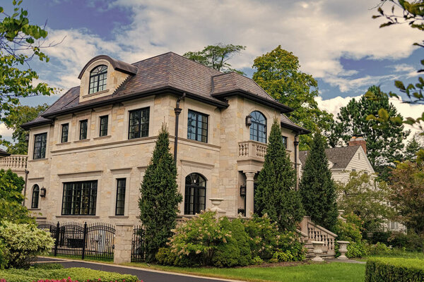 Жилой дом. Архитектура резиденции. Пригородный район. Архитектура пригородного дома. Частный семейный дом. Соседская архитектура. Недвижимость по соседству. Развитие жилищного строительства.