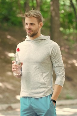 Günde bir içki. Sıvı yeterliliği. Susuz kalma. Susamış sporcu. Adam maden suyu tutuyor. Susadım. Plastik şişeli genç bir adam. Sağlıklı bir yaşam tarzı. Vücutta su dengesi. Boğazım kurudu..