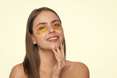 Spa bakımı. Göz bandı. Göz altlarında kolajen pedleri olan güzel kadın yüzü. Kadının gözlerinin altında kolajen bantları olan taze ve sağlıklı bir cildi var. Yüz bakımı. Göz bandı takan bir kadın. Susuz kalma..