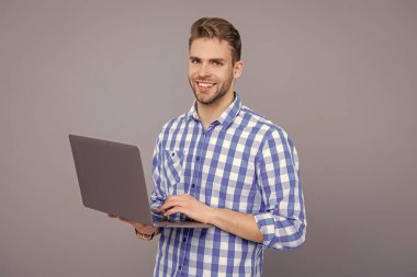 İşadamı serbest çalışıyor. Millennial Man Üniversitesi 'nden serbest öğrenci. İnternette çalışan öğrenci. Eğitim ve serbest meslek. İş eğitimi. Dizüstü bilgisayarda serbest çalışan bir adam griden izole edilmiş..