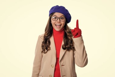 Sonbahar moda tarzı. Gözlüklü şık bir genç kız. Sonbahar trendi. İzole edilmiş beyazlar için göz giysisi. Gözlüklü şık. Sonbahar için moda tarzı. Genç kız gözlüklü bak. Fikirden esinlenerek.