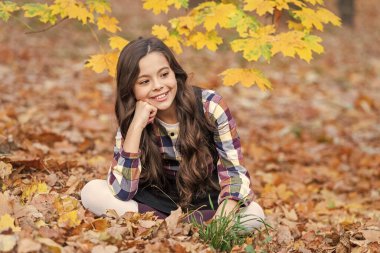 Sonbahar parkındaki kız üniforması giyiyor. Gençler için sonbahar üniforması. Sonbahar üniformalı kız sonbaharda dışarı çıkıyor. Okul tatilinde şık bir genç kız. Okula dönelim. Sonbahar yaprakları. Zarif ergenlik.