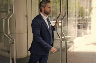 Başarılı bir iş adamı ofise giriyor. Ofis kapısında yetişkin bir girişimci. İspanyol iş adamı takımı ofis binasını terk ediyor. Patron ofisten ayrılıyor. İş adamı. Girişimci iş adamı.