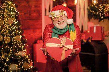 Yeni yılı kutlayalım. Noel hayır işi. Cömert bir bağış. Nezaket ve cömertlik. Yardım yardımı. Mutluluğu yay. Kışın bağış toplama fikirleri. Hayırseverlik konsepti. Noel Baba sakallı adam. Hediye kutusu..