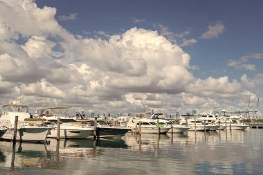 Lüks Güney Sahili marinası. Miami şehir marinası etkileyici bir yat ve teknesi var. Lauderdale Kanalı 'na demirlemiş lüks bir yat. Miami sahilinde lüks bir yat. Miami Beach, Florida 'daki Marina' da. Miami Limanı.