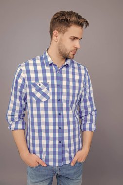 Moda saç stili olan bir adam. Sıradan bir erkek portresi. Milenyum portresi. Genç milenyum adamı Griler 'de izole edilmiş. Şık bir erkek portresi. Sıradan bir adam. Adamın şık bir saç kesimi var. Kot pantolon ve gömlek..