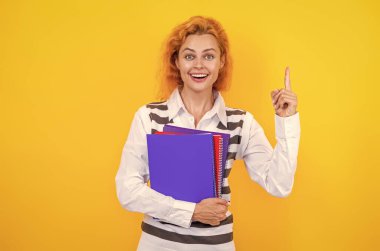 Okul dersindeki kadın öğretmen. Eğitimli kadın bilgisi. Üniversite öğretmeni. Öğretmen sarıda izole edilmiş. Üniversitede kadın öğretmen. Üniversite sınavı öğretmenleri. Fikirden esinlenerek.
