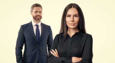 İş ekibi çalışması ve işbirliği. Ortaklık kavramı. Ortak takımı. Başarılı ortaklık. İş ekibi başarısı. İş ortağı beyazla izole edilmiş. Takım elbiseli iki iş adamı. kalıcı başarı.