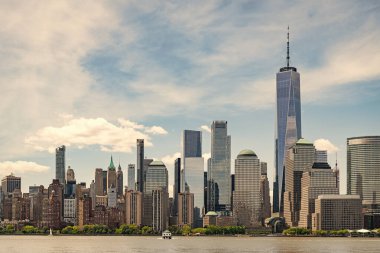 Hudson River, New York 'tan Manhattan manzarası. ABD, New York, Manhattan. Aşağı Manhattan silueti. New York, Birleşik Devletler. Manhattan 'da New York şehrinin silüeti.