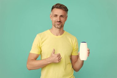 Erkek adam tıraş losyonu markasız ürün ya da saç bakımı için şampuan ve mavi üzerine izole edilmiş cilt..