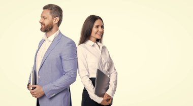 Yeni bir iş projesinde işbirliği yapıyorum. Beyazlar üzerinde izole iş adamları. Ofiste toplantı yaparken iş adamları birlikte. İş projesinde çalışan iş adamları. Boşluğu kopyala.
