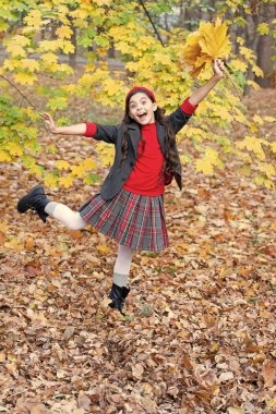 Sonbahar parkındaki kız üniforması giyiyor. Gençler için sonbahar üniforması. Sonbahar üniformalı kız sonbaharda dışarı çıkıyor. Okul tatilinde şık bir genç kız. Okula dönelim. Sonbahar yaprakları. Sonbahar indirimi.