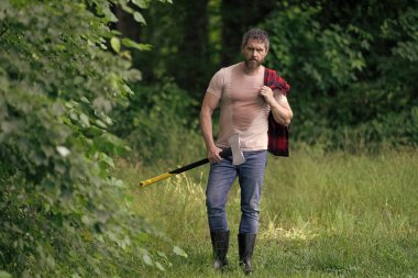 Oduncu baltayı taşır. Ağaç kesen baltalı adam. Baltalı yakışıklı bir adam. Ormanda baltayla oduncu. Keresteci gömlekli ve baltası ağır. Güçlü adam ormanda çalışır. Ormandaki oduncu adamlar.