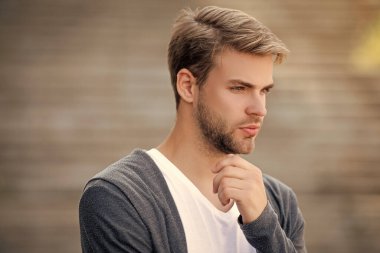 Şık bir erkek portresi. Sıradan bir adam. Adamın şık saçları var. Moda görünümlü saçlı bir adam. Sıradan bir erkek portresi. Milenyum portresi. Genç milenyum adamı. Klasik saç kesimi..