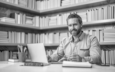 Öğretmen çevrimiçi eğitim sunuyor. Online okul eğitimi. Estonya 'da dersteydim. Dijital sınıf. Sınıfta öğretmenin online eğitimi. Öğretmenler günü. Siber eğitim.