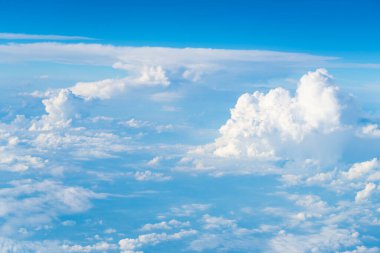 Mavi gökyüzü ve birkaç bulut. Gökyüzü çok parlak ve bulutlar her yere dağılmış. Mavi gökyüzünde güzel bir bulut. Gökyüzünde beyaz kabarık bulutlar