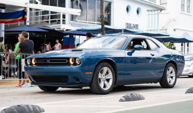 Miami, Florida, ABD - 07 Aralık 2024 Dodge Challenger SXT çift mavi araba. Lüks araba Dodge Challenger SXT. Açık havada koyu mavi Dodge Challenger SXT. Dodge Challenger SXT, yan görünüm.