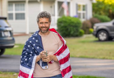 Katma değer vergisi. Vergi sistemi. Vatansever adam. Amerikan bayrağı ve dolar parası olan adam. Enflasyon konsepti. Amerikan vergi politikası. İspanyol adam ve Amerikan bayrağı. Amerika 'da vergi ödemek. Boşluk afişini kopyala.