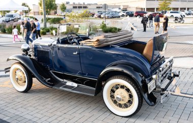 Park Ridge, Illinois, ABD - 22 Ağustos 2024: Ford A 1927 üstü açılır araba. Üstü açılabilen Ford A. Ford 'un klasik arabası. Otomobil fuarında park edilmiş Retro araba, köşe görünümü.