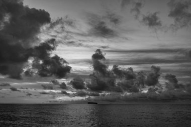 Okyanus sahilinde gün doğumu. Yaz tatilinde gün batımı deniz manzarası. Deniz kıyısında gün doğumu. Gün batımında deniz manzarası sakin. Deniz manzarasında romantik bir yaz tatili. Dramatik gün batımı. Altın saat.