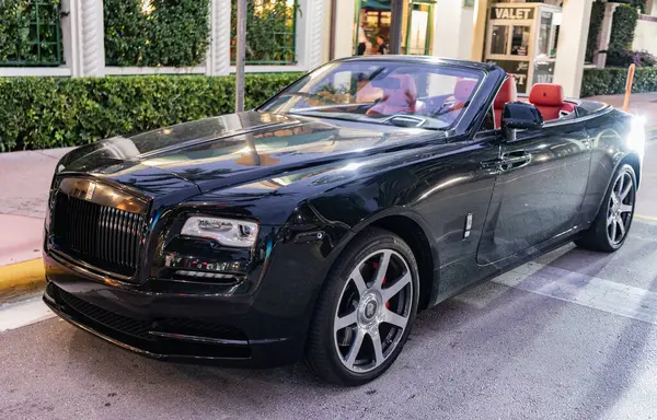 Miami, Florida, ABD - 19 Kasım 2024: 2020 Rolls Royce Dawn üstü açık araba. Lüks siyah Rolls Royce Dawn. Araba Rolls Royce dışarı park etmiş. Rolls Royce, köşe manzaralı..
