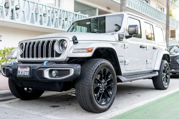 Miami, Florida, ABD - 18 Aralık 2024 Jeep Wrangler 4xe Sahara hibrit beyaz SUV araba. SUV Jeep Wrangler Sahra. Araba beyazı Jeep Wrangler Sahara açık havada. Jeep Wrangler, köşe manzaralı..