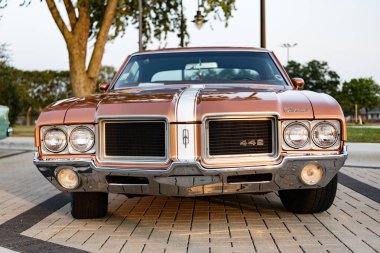 Park Ridge, Illinois, ABD - 21 Ağustos 2024: Oldsmobile Cutlass açık hava. Otomobil fuarındaki Retro Car, ön görüş. Oldsmobile Cutlass Supreme 1971 retro araba. Oldsmobile Cutlass Supreme 'in klasik arabası..