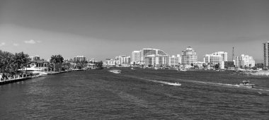 Fort Lauderdale, Florida, ABD - 25 Mart 2023 Florida 'da Fort Lauderdale' de panoramik gökyüzü manzaralı binalar ve tekneler.