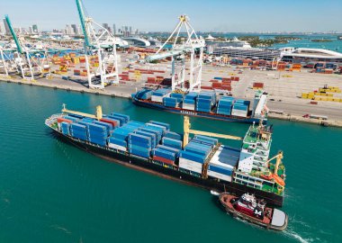 Miami, Florida, ABD - 20 Mart 2025: konteyner gemisi deniz taşımacılığı. Kargo Warnow Balina Limasol gemisi Miami hava sahasında konteynırlı. Kargo gemisinde nakliye konteynırı. Kargo gemisi. Miami Limanı.