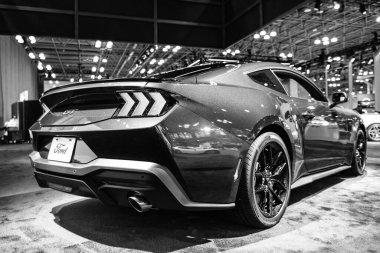 New York City, ABD - 27 Mart 2024 Ford Mustang Mach 1 spor arabası New York Uluslararası Otomobil Fuarı, yan görüş.