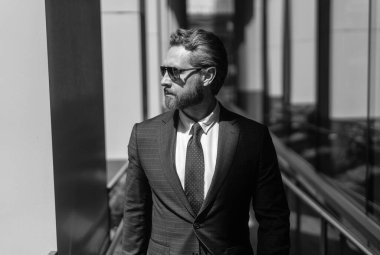 Yakışıklı CEO 'nun portresi. Başarılı bir gelecek vizyonu. Yeni fırsatlar. Ofis binasındaki iş adamı. Başarılı bir iş patronu. İş adamı kıyafeti. Modern cam ofisindeki iş adamı. Çalışma günü.