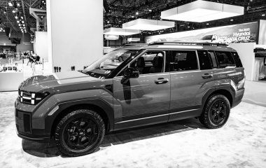 New York City, ABD - 27 Mart 2024: Hyundai Santa Fe SUV zeytin yeşili araba New York Uluslararası Otomobil Fuarı sergisi, yan görüş.