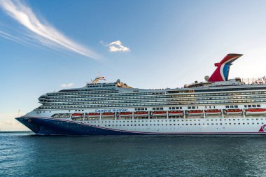 Miami, Florida, ABD - 24 Aralık 2024: Karnaval yolcu gemisi. Gemi turu ve seyahat. Gemi Miami limanından ayrılıyor. Tatil turu. Karnaval Gündoğumu yolcu gemisi yolculuğu. Yaz tatilinde gezmek.