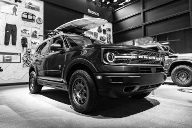 New York City, ABD - 27 Mart 2024: 2023 Ford Bronco Spor SUV arabası New York Uluslararası Otomobil Fuarı 'nda, düşük görüş.