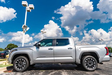 Park Ridge, Illinois, ABD - 16 Ağustos 2024: Toyota Tundra 'nın arabası açık havada park edildi. Toyota Tundra gümüş rengi, yan görüş. 2024 Toyota Tundra kamyonet. Toyota Tundra 'nın lüks kamyonet vagonu..
