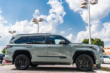 Park Ridge, Illinois, ABD - 16 Ağustos 2024: Toyota Sequoia 2024. Toyota Sequoia SUV tipi lüks bir araba. Toyota Sequoia 'nın arabası dışarıda park edilmiş. Toyota Sequoia gri renk, köşe görünümü.