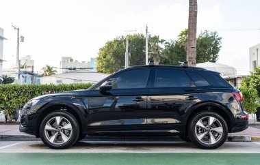 Miami, Florida, ABD - 18 Aralık 2024 Audi Q755 Premium Crossover Car. Audi Q7 tipinde lüks bir araba. Audi Q7 'nin arabası dışarıda park edilmiş. Audi Q7, yan görünüm.