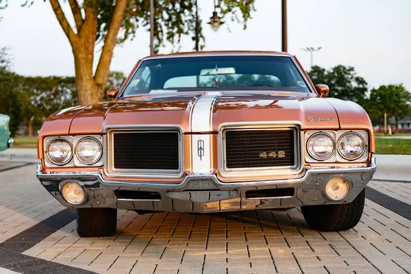 Park Ridge, Illinois, ABD - 21 Ağustos 2024: Oldsmobile Cutlass açık hava. Otomobil fuarındaki Retro Car, ön görüş. Oldsmobile Cutlass Supreme 1971 retro araba. Oldsmobile Cutlass Supreme 'in klasik arabası..