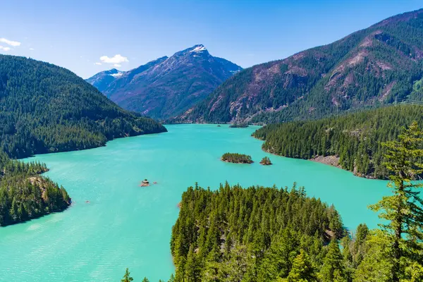 Doğa manzarası. Kuzey Cascades Ulusal Parkı 'ndaki Diablo Gölü. Diablo Gölü 'nün manzarası. Dağ manzaralı Diablo gölü. Peyzaj dağı ve Diablo gölü. Turistik bir yer.
