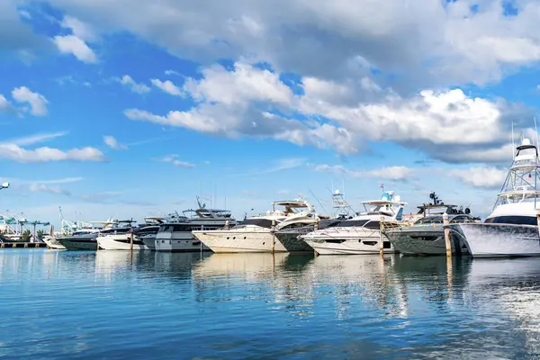 Lüks bir yat limanında. Güney sahil marinası. Denizdeki sürat teknesi. Yaz tatili. Lüks marina. Sefer teknesi denizde yüzüyor. Tekne turizmi. Deniz marinası. Lüks yat marinası..